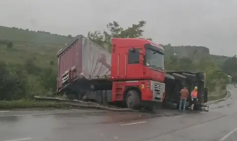 ТИР се усука на пътя Русе - Варна - 1