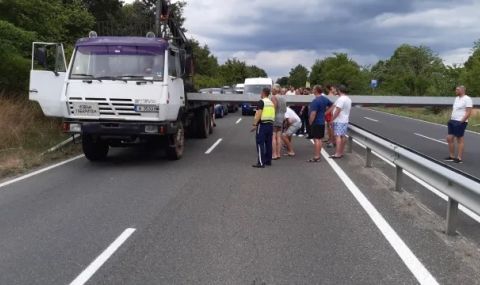 Инцидент затвори пътя Созопол - Бургас - 1