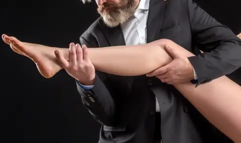 Мъж прегази жена, отказала му да подуши краката ѝ - 1