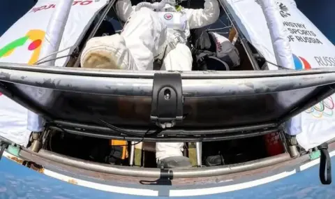 Stratosphere record: Sergey Boytsov jumps from 11 km VIDEO - 1
