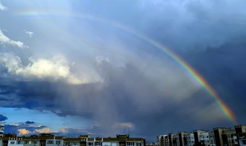 Слънцето пробива, валежи само в Източна България - 1