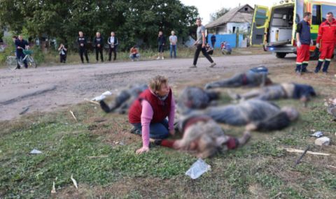Брутално военно престъпление: Русия изби десетки цивилни при ракетен удар по хранителен магазин - 1