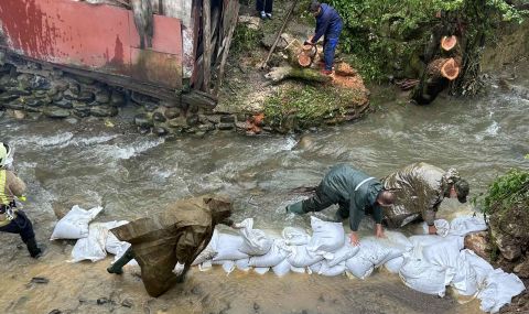 Военни и доброволци продължават с разчистването след бедствието в Берковица - 1