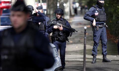 Четирима са ранени с хладно оръжие близо до редакцията на "Шарли ебдо"  - 1