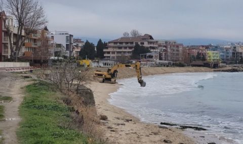 Тежка техника разкопава плажа край Равда - 1