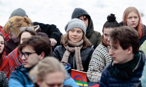 Заради вятърни турбини: Грета Тунберг и норвежки активисти блокираха главния път към кралския дворец в Осло - 1