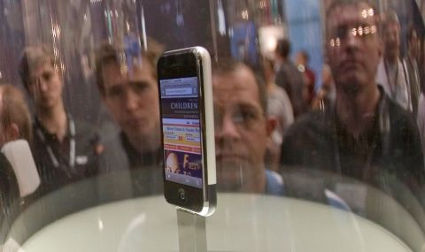 Първият модел iPhone бе продаден за рекордна сума - 1