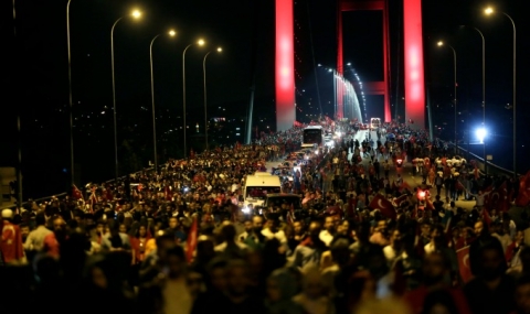 Хиляди излязоха край Босфора в подкрепа на Ердоган - 1