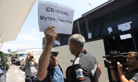 Излетяха самолетите с експулсираните руски дипломати - 1