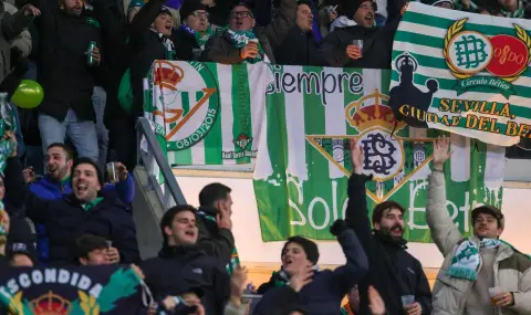 Конфликт между фенове на Бетис и Челси доведе до огромни сблъсъци преди финала в ЛК (ВИДЕО) - 1