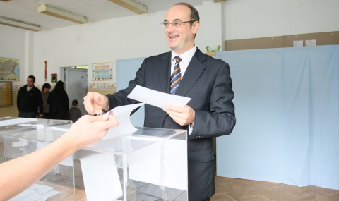 Семов: Гласувах за това всички български деца да останат тук - 1
