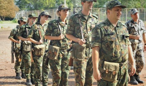 Служебното правителство върна военното обучение в 10 и 11 клас - 1