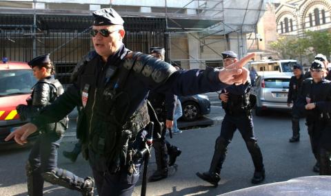 Атакуваха мисията на военен аташе в Париж - 1