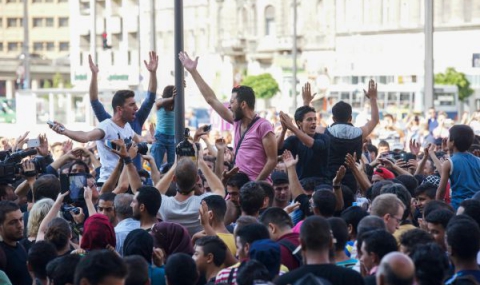 Стотици бежанци протестират пред гара в Унгария - 1