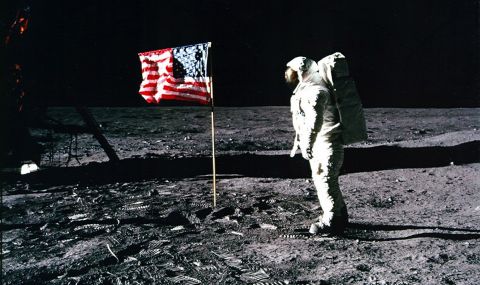 Продават прах от Луната, събран от Нийл Армстронг (ВИДЕО) - 1