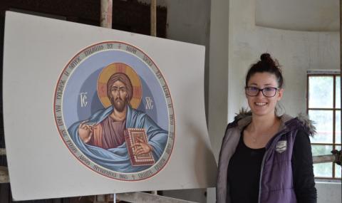 Студентка стенописва без пари църква в Търново, лятото бере плодове в Англия - 1