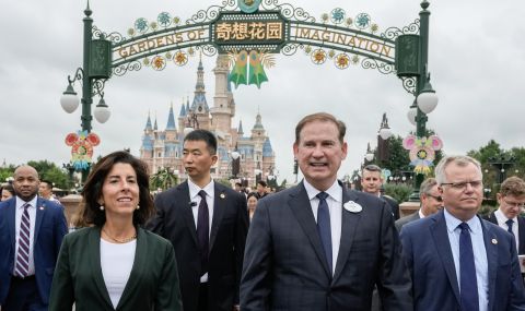 Американският министър на търговията посети "Дисниленд" в Шанхай - 1