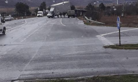 Вятър обърна два автомобила в Сливенско - 1