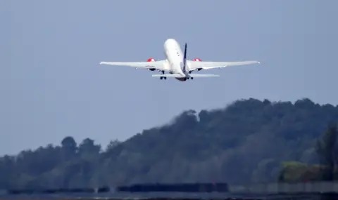 Полети временно спрени на летището в Осло заради съмнение за дронове - 1