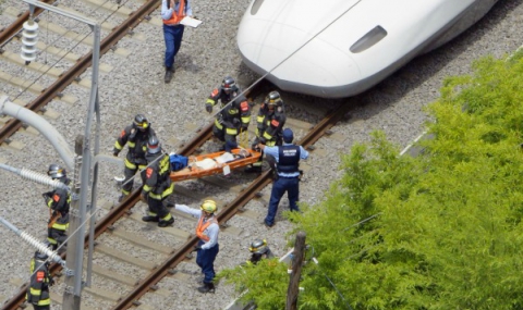 Човек се заля с бензин и се самозапали в японски влак - стрела - 1