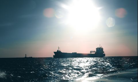 Товарен кораб на ОАЕ потъна край бреговете на Иран - 1