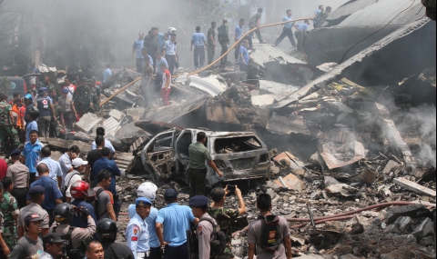 Военен самолет се разби върху две къщи в Индонезия - 1