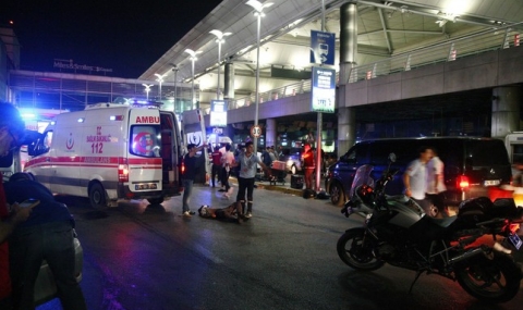 Взрив и стрелба окървавиха летище Ататюрк. Броят на жертвите расте - 1