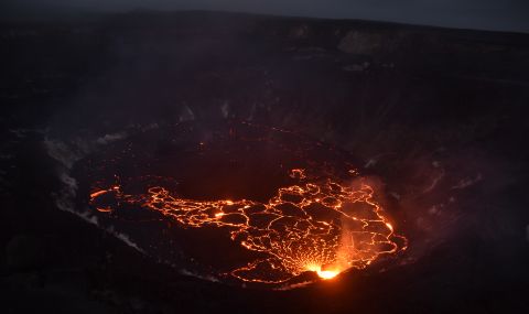 Зрелищно изригване на вулкана Килауеа на Хаваите (ВИДЕО) - 1