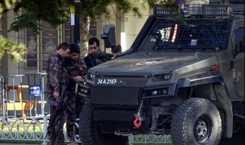 Турските власти наредиха: Издигайте бодлива тел на паркингите - 1