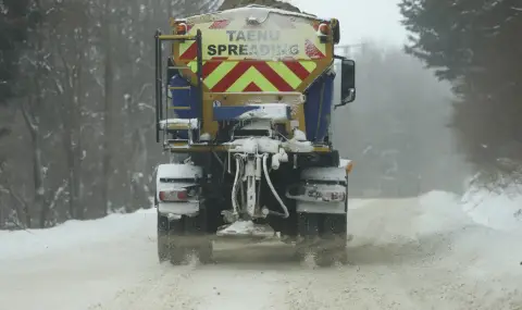 В Смолянско продължава да вали на парцали, 8 снегорина обработват пътищата - 1