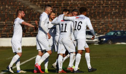 Синът на легенда на Барселона ще играе за Славия през пролетта - 1