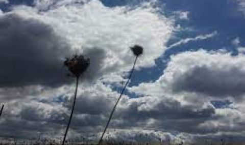 Слънчево на запад, облаци на изток - 1