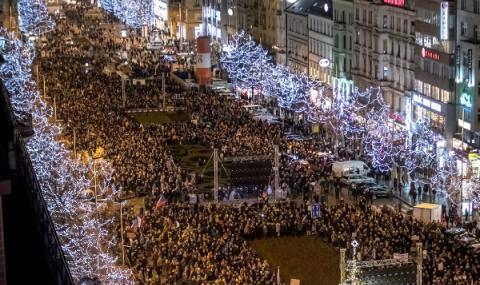 Хиляди на протест срещу премиера в Чехия - 1