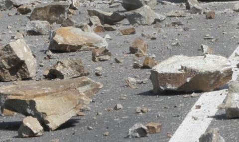 Камък падна върху лек автомобил в Искърското дефиле - 1