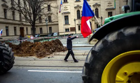Фермерите в Чехия блокираха улиците на Прага като изхвърляха тор пред правителствени сгради - 1