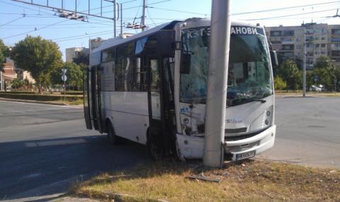 Градски автобус се блъсна в уличен стълб в Пловдив - 1