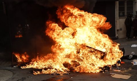 Огромен пожар край Париж - 1