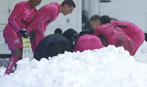 В Разград се борят със снега за мача с Левски - 1