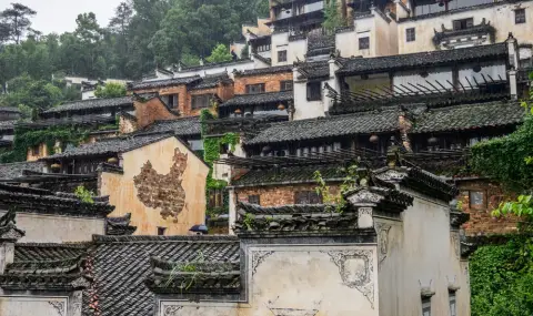 Наводнения и свлачища в Югозападен Китай прекъснаха пътища и изолираха туристи - 1