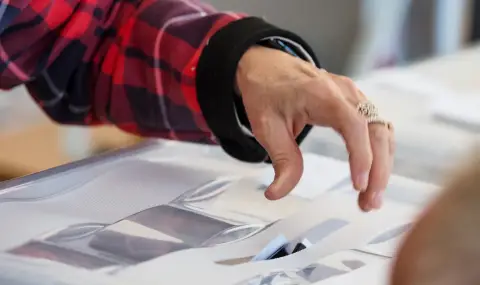 Опашки от чакащи за гласуване сред сънародниците ни в чужбина - 1