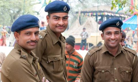 Забраниха на индийските полицаи да се усмихват - 1