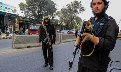 Двама загинаха при взрив в джамия в Кабул - 1