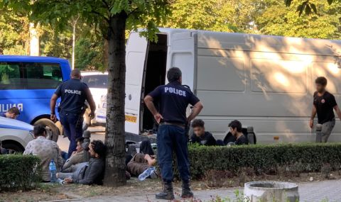 Задържаха бус с мигранти в центъра на София - 1