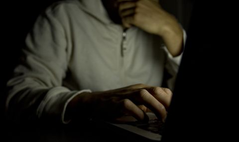 46-годишен мъж е изнудвал сексуално над 20 деца в интернет - 1