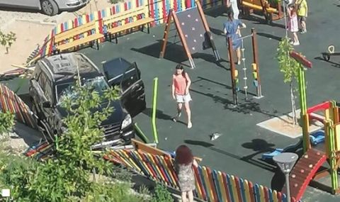 Кола се вряза в детска площадка в Сливен-причината е грешна маневра  - 1