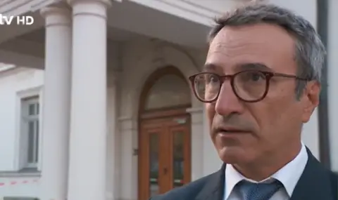 Течове и пукнатини по историческата сграда на парламента в София - 1