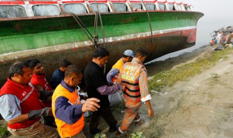 Трагедия в реката! Най-малко 15 души са загинали при потъване на ферибот в Бангладеш  - 1