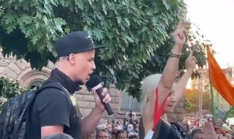 Блъскаха и изгониха от протестите момче, поискало оставката на Радев (ВИДЕО) - 1