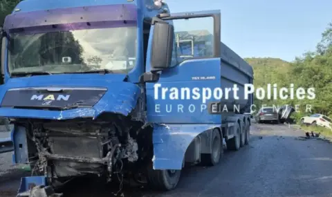 A two-vehicle accident has closed the Republic Pass  - 1