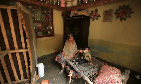 Милиони деца и жени са изложени на риск след наводненията в Пакистан - 1